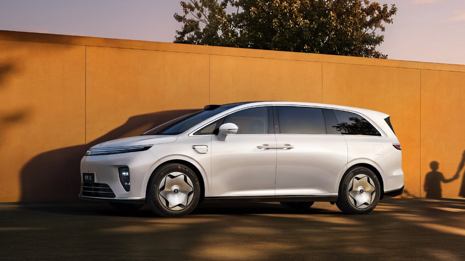 Stelato V8 opens pre-sales in China as Huawei-backed brand's first MPV